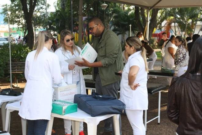 Imagem da Galeria da Notícia: FEF em Ação atrai população de Jales para praça